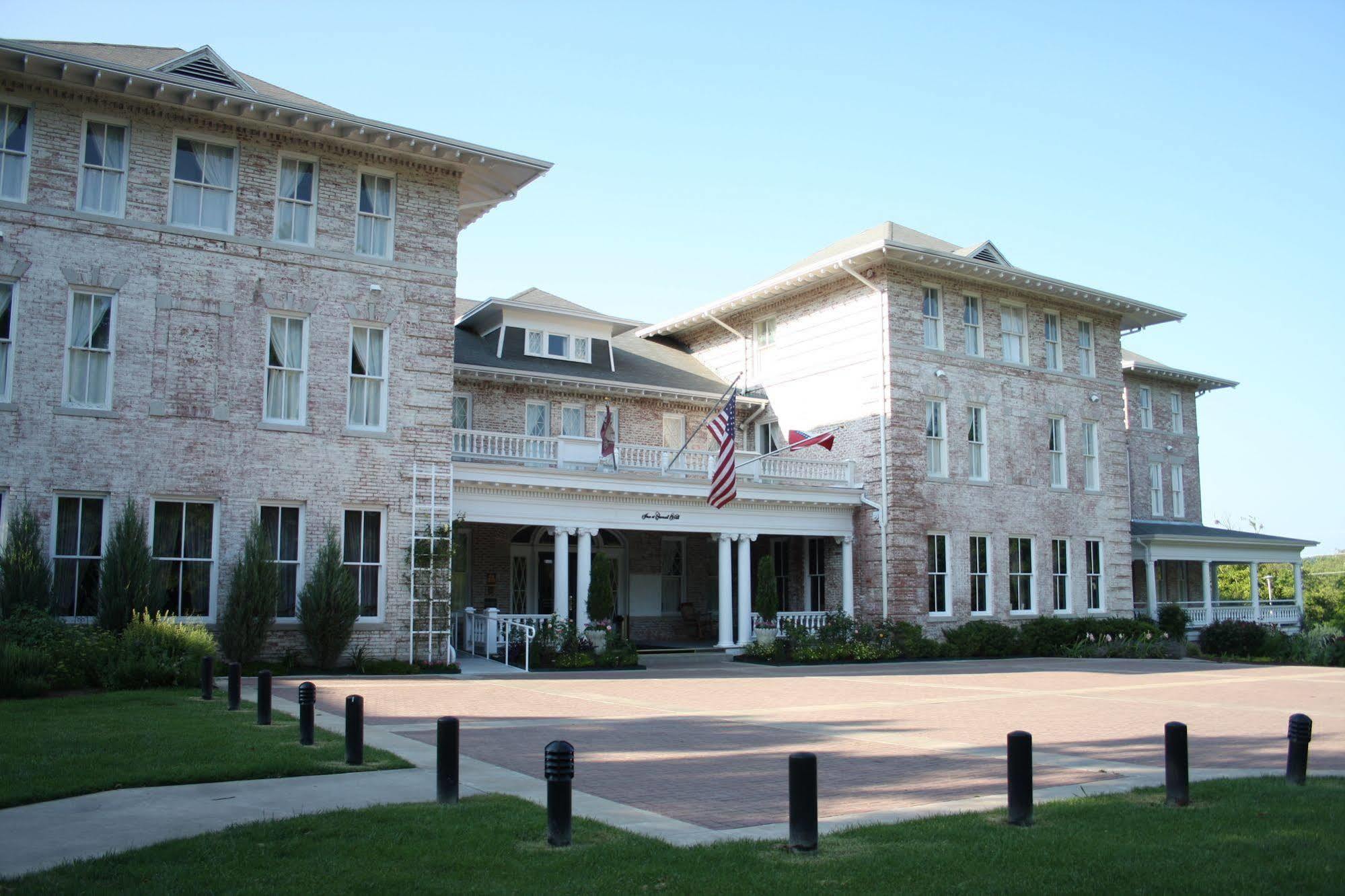 Inn At Carnall Hall Фейетвилл Экстерьер фото